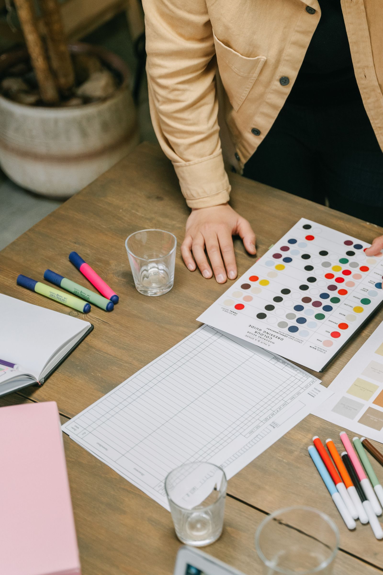 Materialien und Entwürfe auf einem Arbeitstisch, illustrative Fotografie